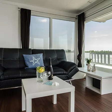 Feststehendes Hausboot * Kolonie Zern