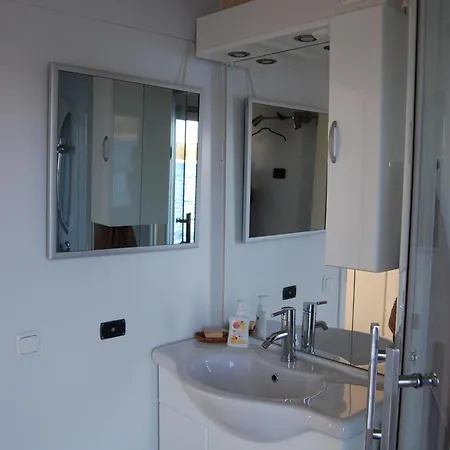 Feststehendes Hausboot * Kolonie Zern