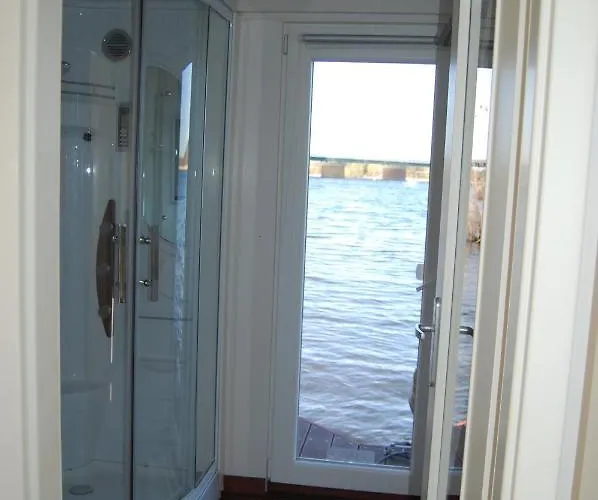 Feststehendes Hausboot بوتيل Kolonie Zern