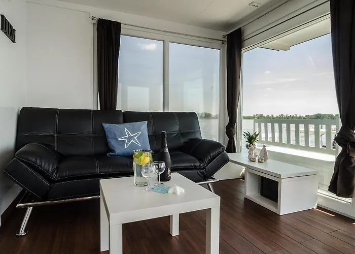 Feststehendes Hausboot * Kolonie Zern