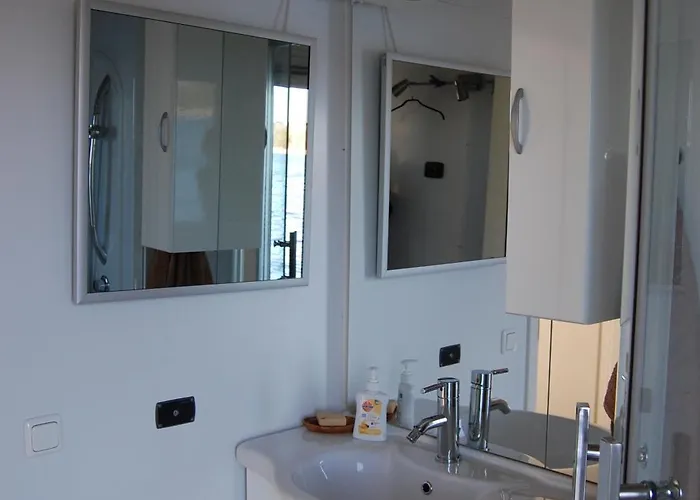 Feststehendes Hausboot * Kolonie Zern